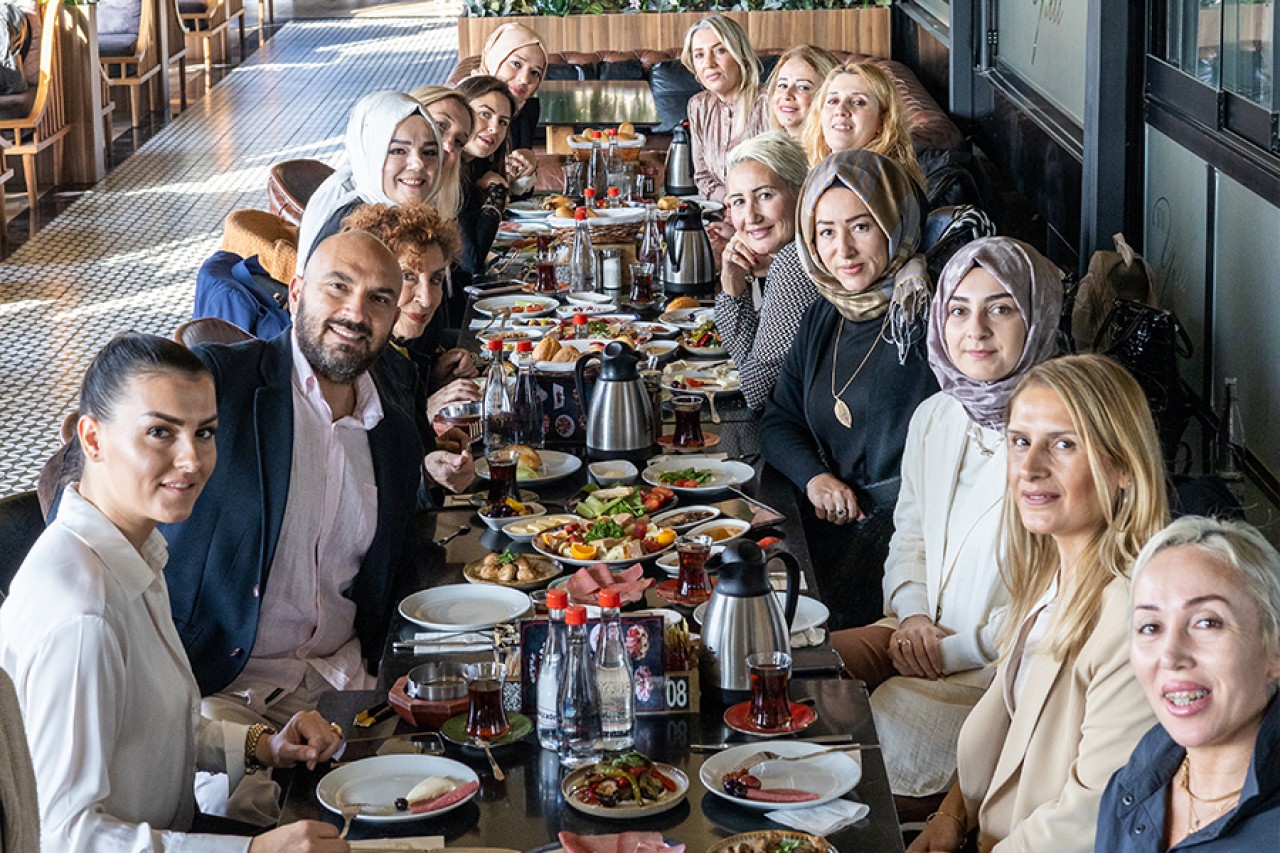  Öncü Kadınlar Derneği   “Ben” olmaktan çıkıp “Biz” olmak için… 
