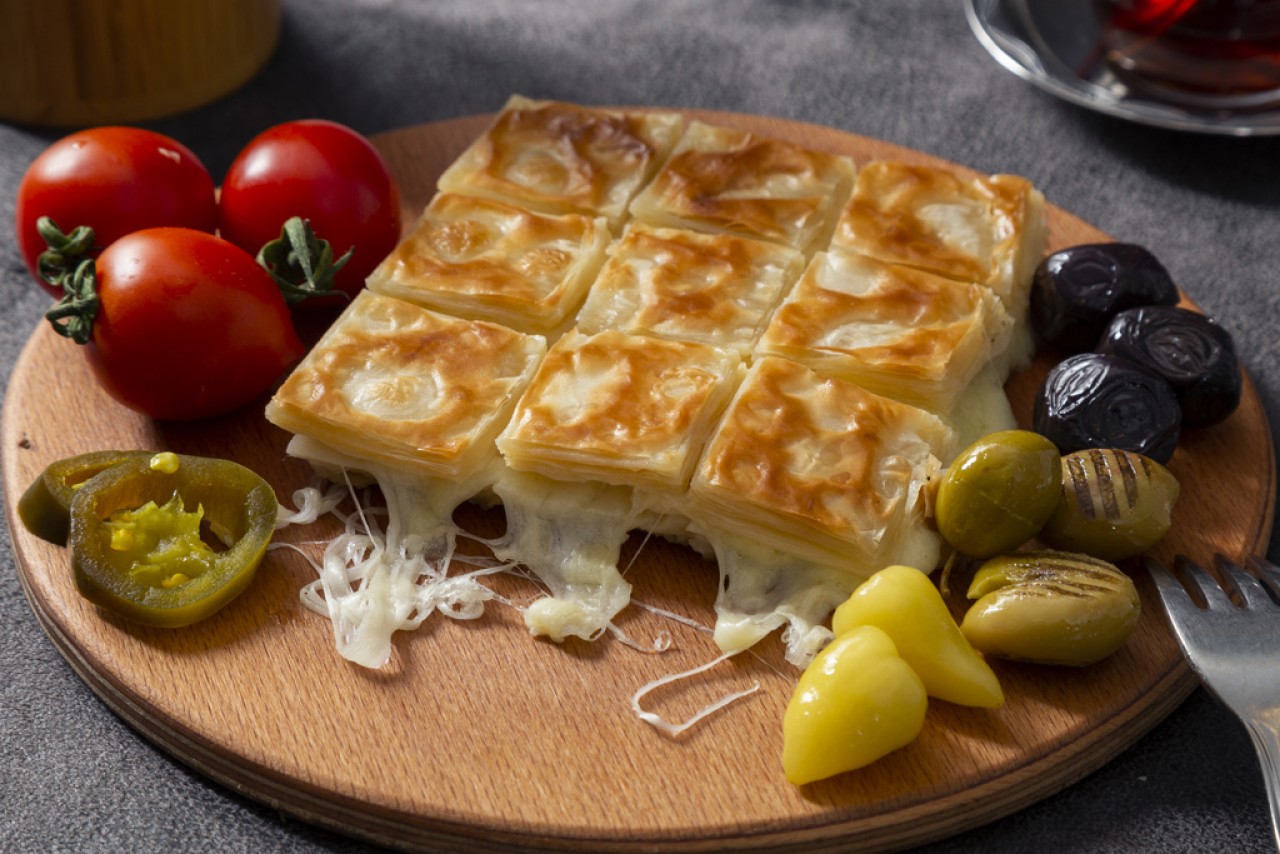  Adana’ya Özgü Lezzetler Yahya Kaptan’da: İzol Börek 