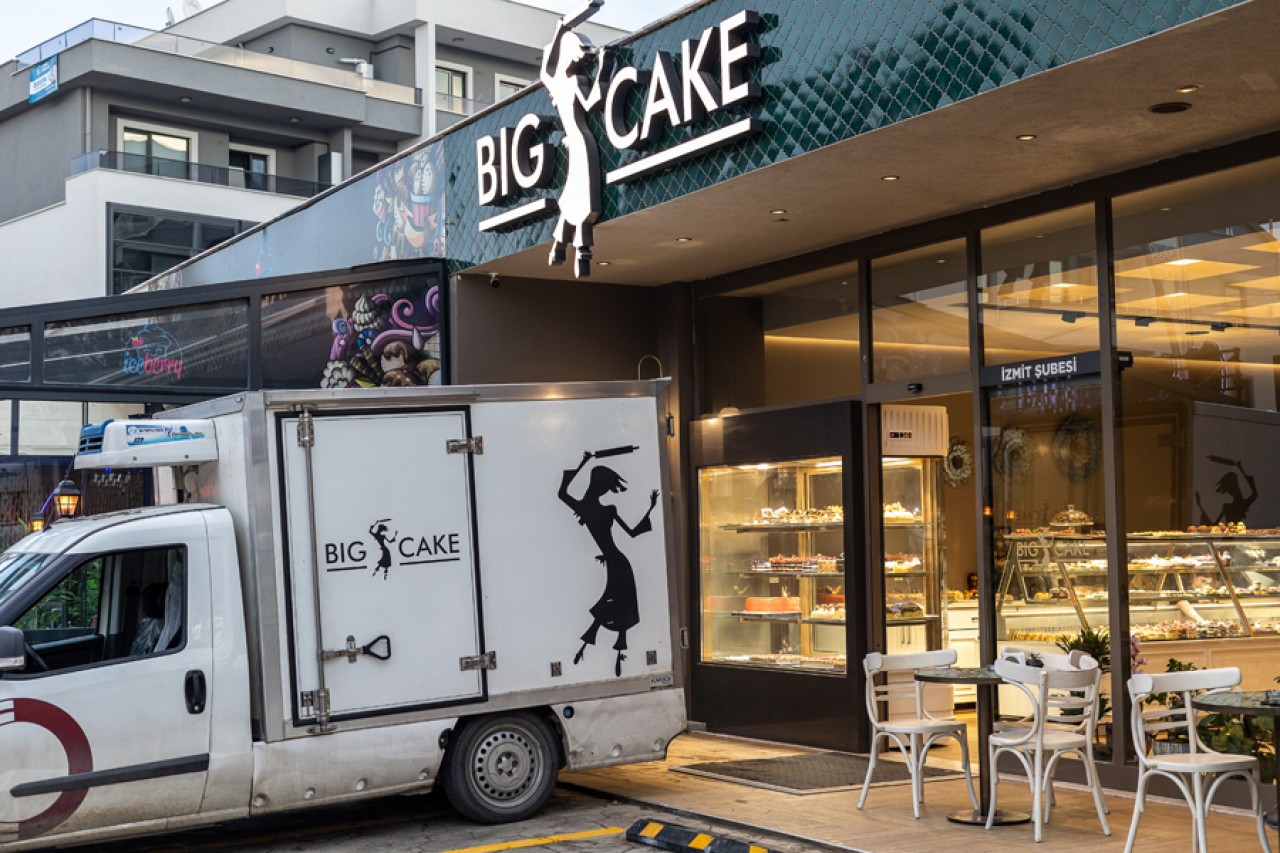  “Şu hayatta herkesi mutlu edemezsin” derler... “Big Cake” herkesi mutlu ediyor... 