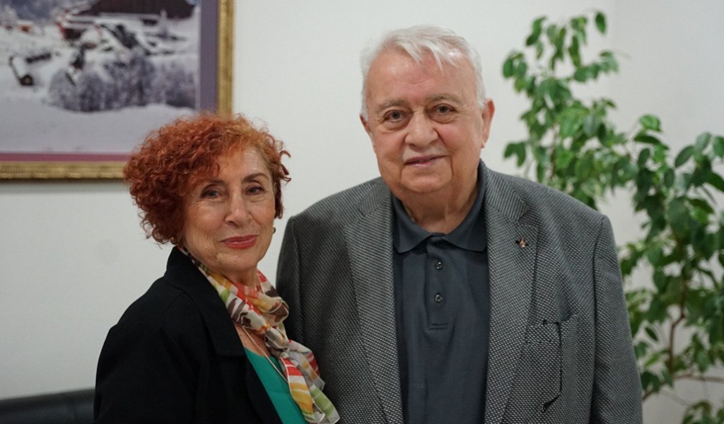 Amir Ateş  Bestekâr, mevlithan ve hafız. “O”, bu ilin gerçek değerlerinden...  “BİR KIZIL GONCAYA BENZER DUDAĞIN”