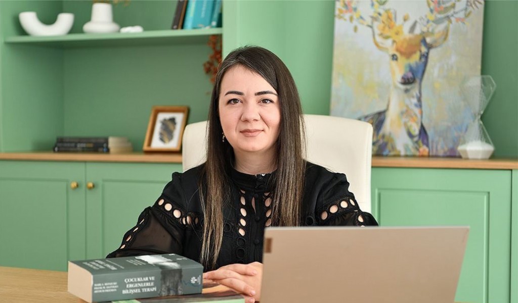“BAŞKALARINI SÜREKLİ MEMNUN ETMEYE ÇALIŞMA DAVRANIŞI; GENELLİKLE EBEVEYNLERİ MEMNUN ETMEYE ÇALIŞMAKLA BAŞLAR”
