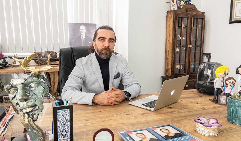 DOKUNDUĞU HERKES BİR SANAT ESERİ OP. DR. YASİN ÜNAL