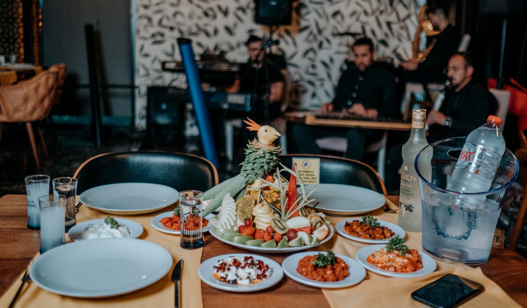 İzmit’in Göbeğinde Eğlencenin Adresi  Sahne Bostancı!