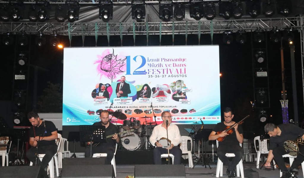 İzmit Pişmaniye Festivalinde Yıldızlar Geçidi
