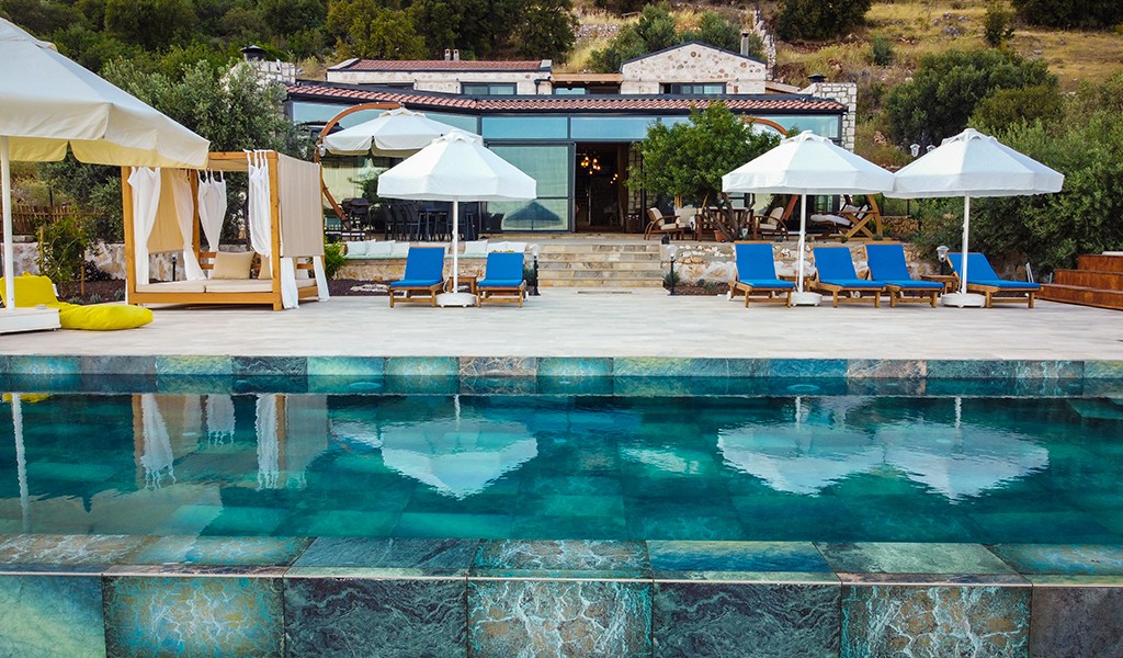 Kaş’ta İzmitli Mimardan Sonsuzluk Havuzlu Muhteşem Tatil Evi SILVER HOUSE