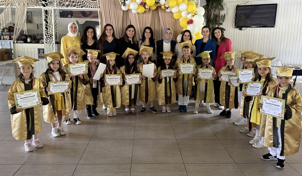 LİMON EVİ ÇİÇEK AÇTI  Limon Evi Anaokulu Mezuniyet ve Sene Sonu Etkinliğindeydim...             