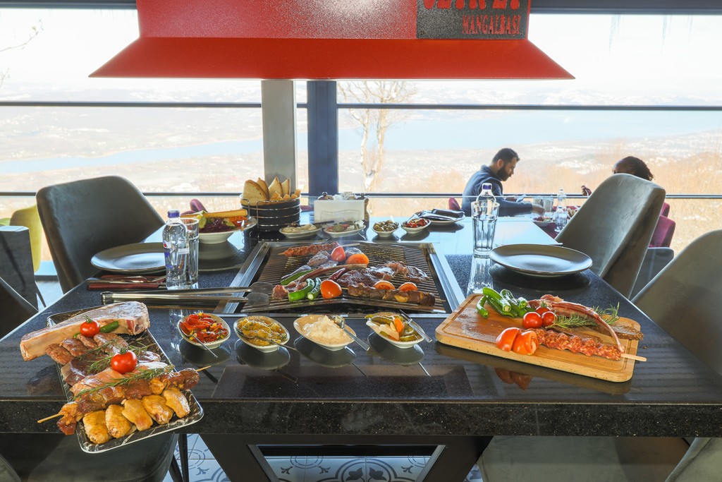 Manzarayı Seyret, Etleri Hüplet... Seyr’et Mangalbaşı Restoran