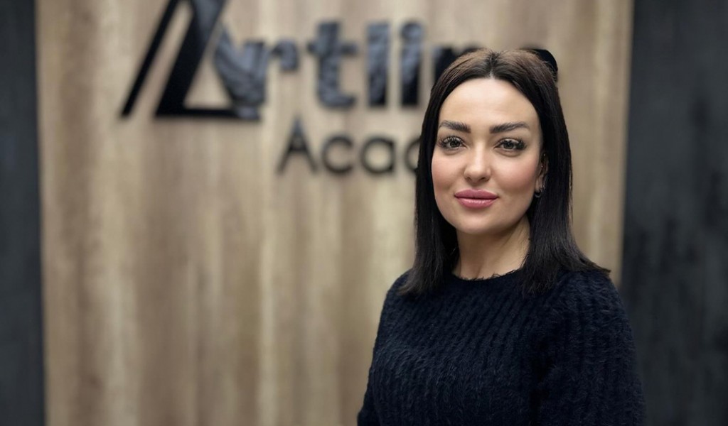 Merhaba Sevgili Okurlar    Ben MASTER  PMU ARTIST Begüm KALYON