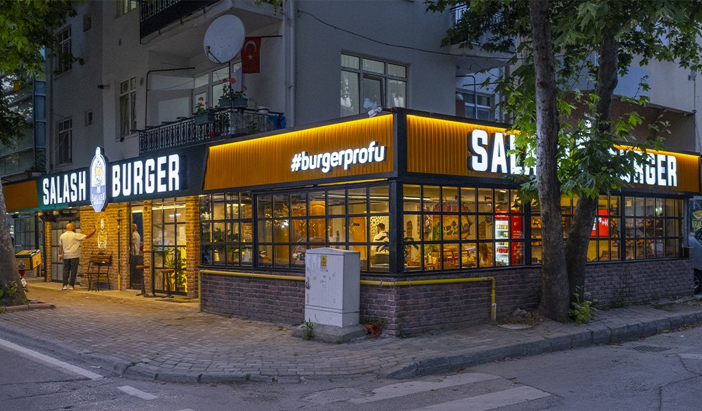 SALASH BURGER...  BURGER SEVMEYENLERE TAVSİYE EDİYORUM...