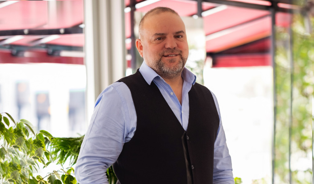 Suat Birer / Kuaför  "Güzelliğinize dokunan ustalık “