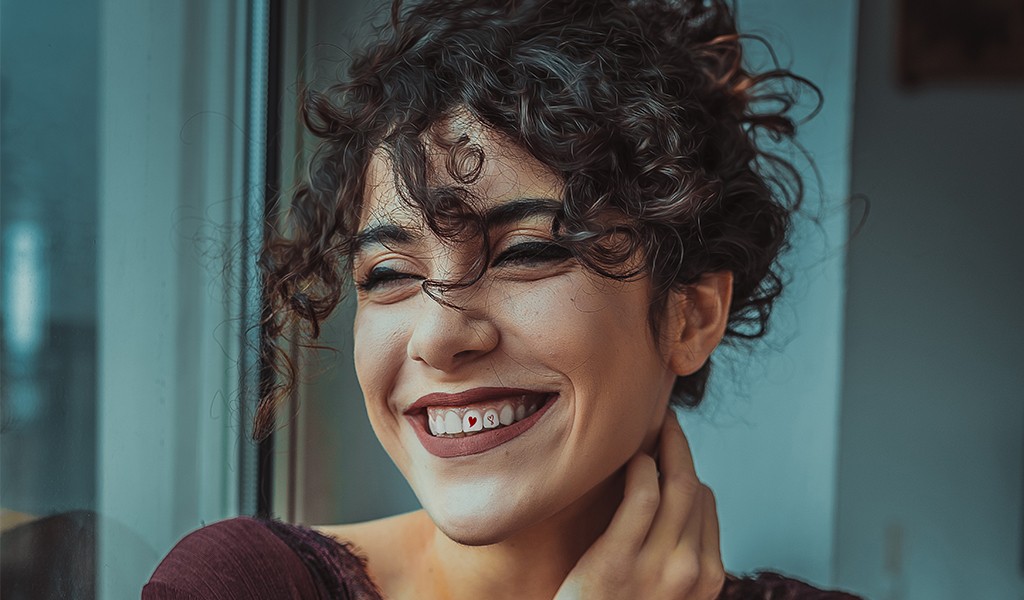 Vücut Dövmesinden Sıkıldınız Mı? Diş Dövmesi Tattooth’a Ne Dersiniz?