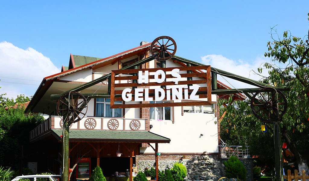 Yoldan geçerken görmüşsünüzdür, ama esas olay içeride... MAŞUKİYE KUZU ÇEVİRME